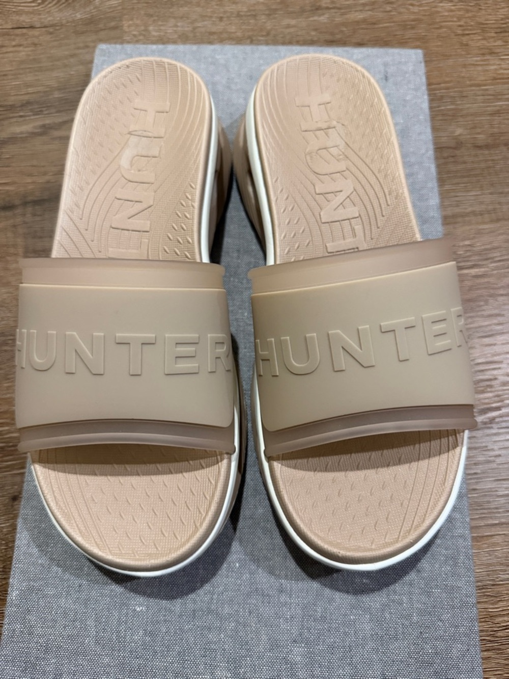 Hunter Geneva Women's Slip-On Casual Slide Sandal in Medium Natural - Picture 10 of 12